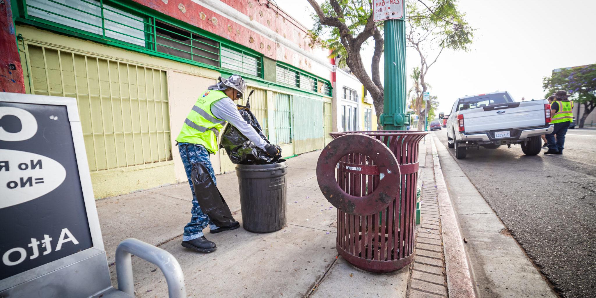 城市高地网上正规买球网站清洁和安全的工作人员清除垃圾，并更换城市高地大学大道上的垃圾衬里, 圣地亚哥